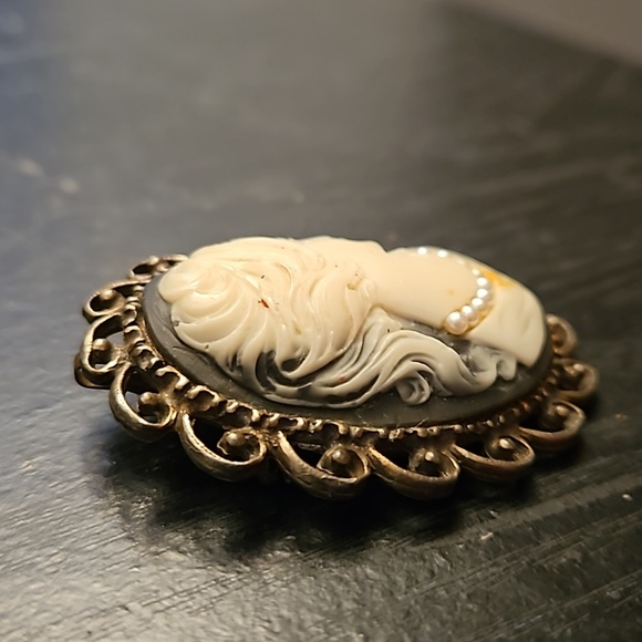 Vintage Bronze Ornate Cameo Brooch or necklace with mini pe… - Picture 3 of 5